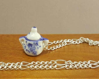 Necklace with miniature jug in white/blue