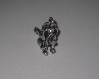 Une Breloque basset hound assis plaqué argent avec bélière pour bracelet style"pandora"