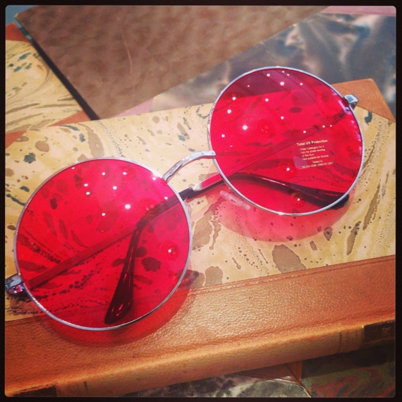Retro sunglasses: Big round 60's Janis Joplin red glass.
