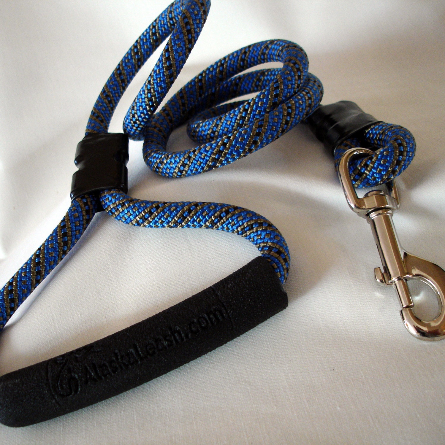 Super Strong Dog Leash 5 Feet Long Blue and Black Climbing