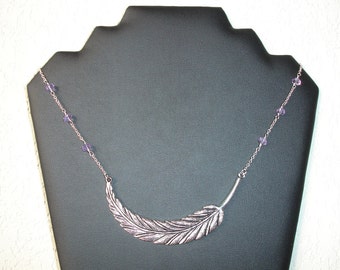 Collier court large plume et perles en verre à facettes parme