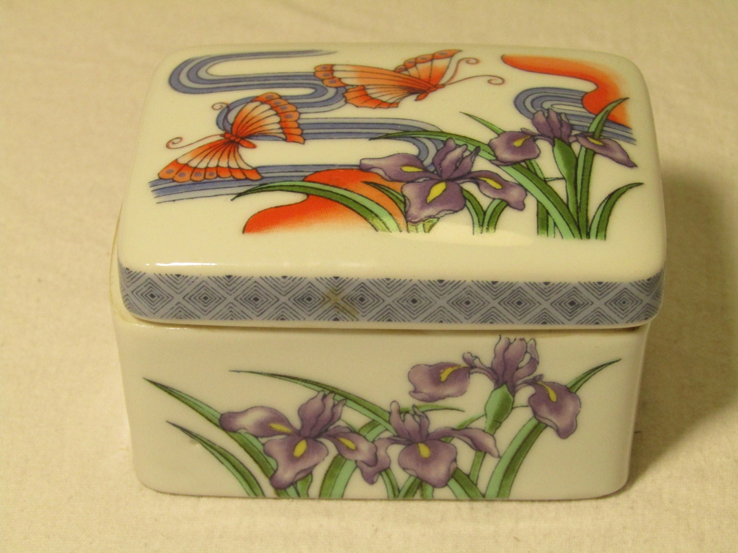 Retro Japan Porcelain Jewelry or Trinket Box with painted Flowers and