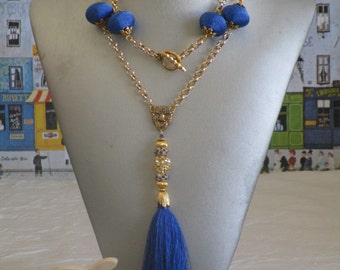 Ravissant collier en métal doré avec perles et pompons en soie