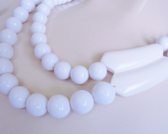 Vintage White Lucite Modernist Bead Necklace / 1980s Jewelry / Vintage Jewelry