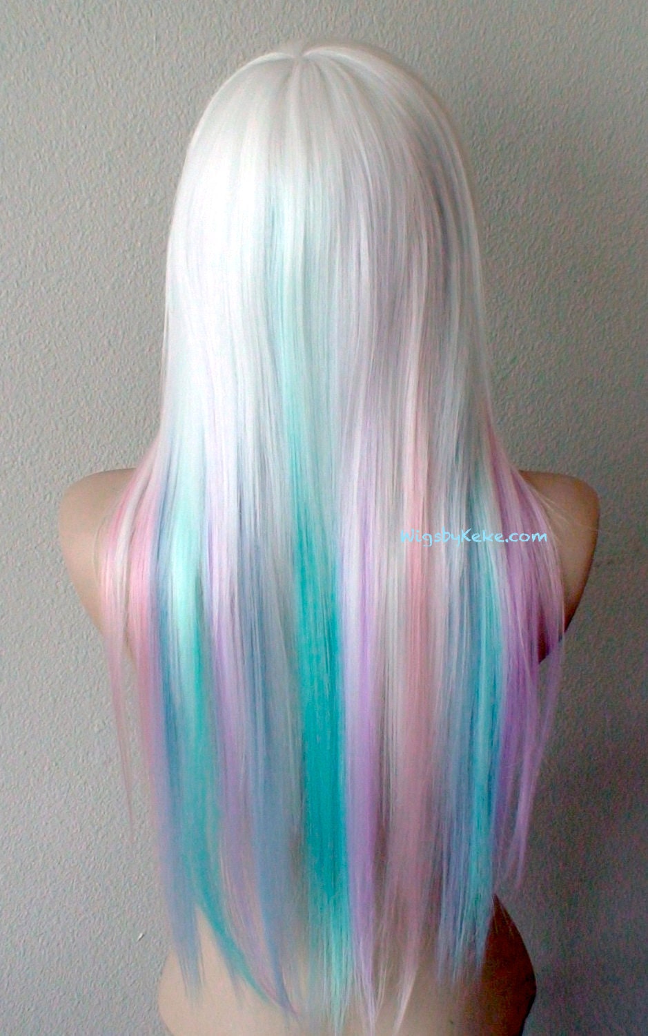 Pastell-Rainbow-Perücke. Weiße Haare mit Candy rosa von kekeshop  width=