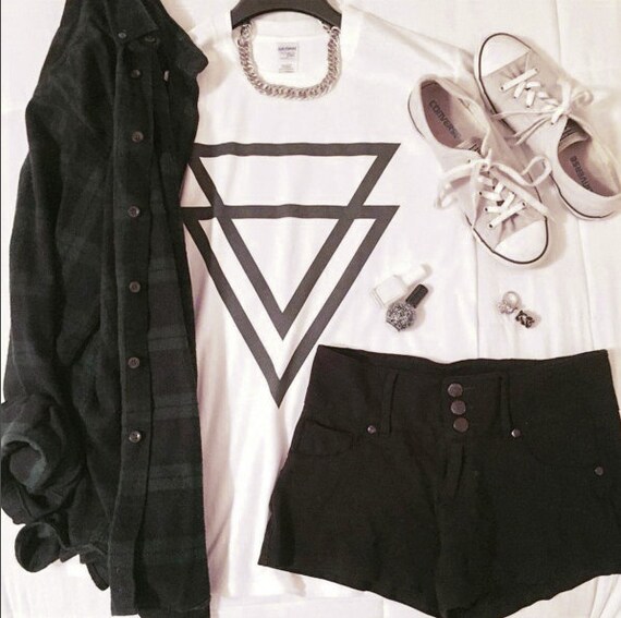 best clothes for upside down triangle shape