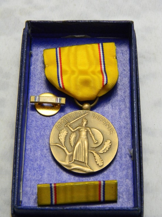 Vintage WW II American Defense medal pin bar and lapel bar set