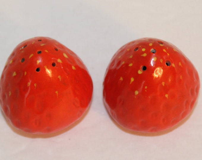 Vintage Strawberry Salt and Pepper Shakers, Kitchen Collectible