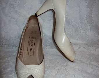 Vintage Ladies White Tap Shoes By Capezio Size 6 by SusOriginals