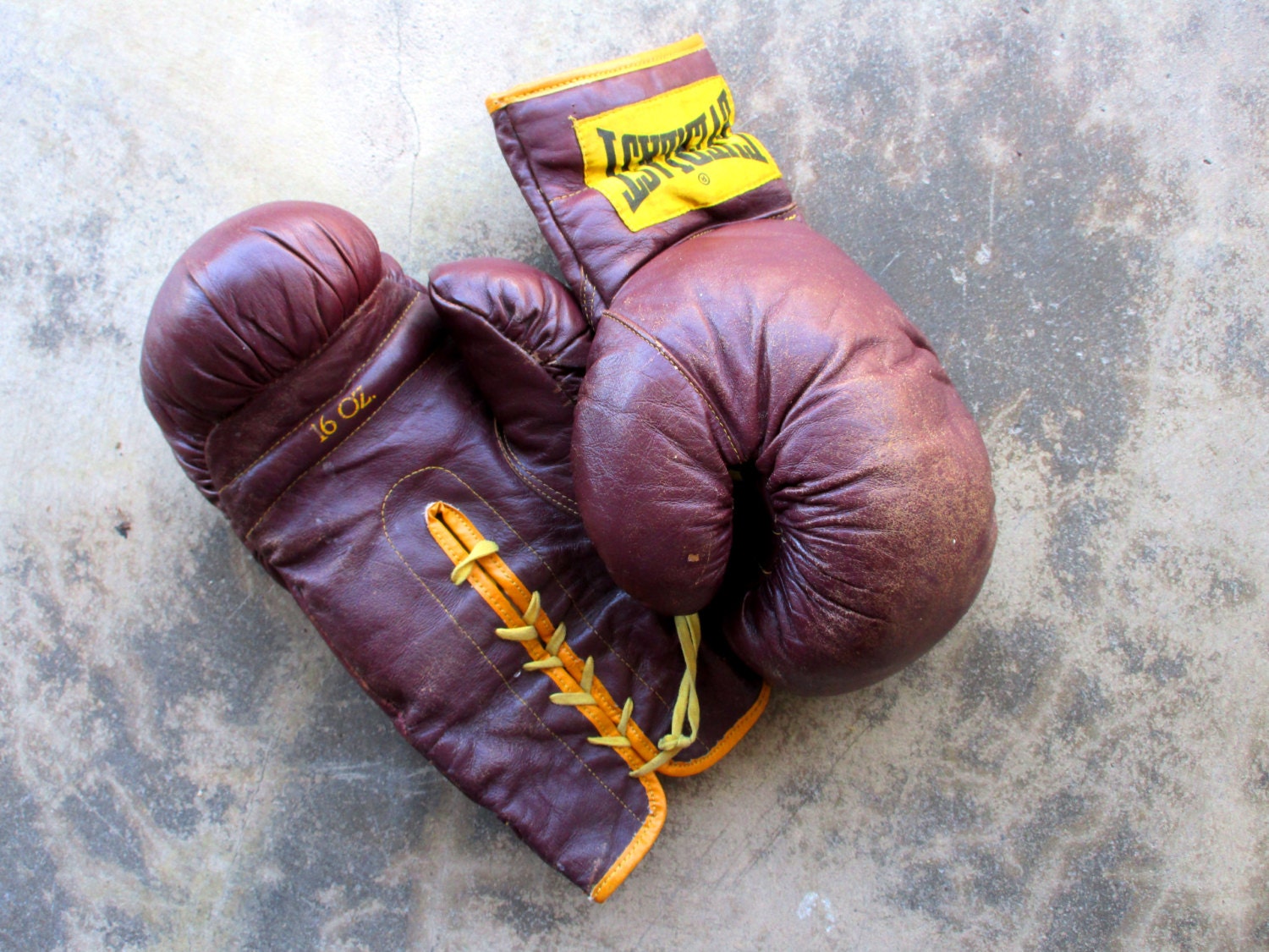 Vintage Boxing Gloves Everlast Leather Lace Ups 16 Ounce vintage-boxing-gloves-everlast-leather-lace-ups-16-ounce