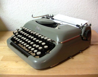 Arabic Keyboard Erika Typewriter Mod. 10 Portable Army Grey Green Working New Ribbon Abjad Script آلة كاتبة مع لوحة مفاتيح عربية