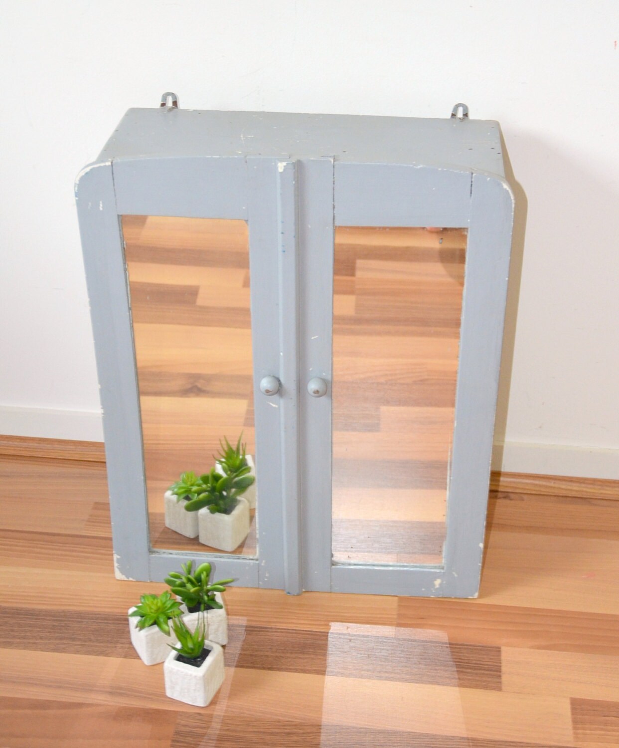 Armoire de toilette ou à pharmacie vintage avec miroir