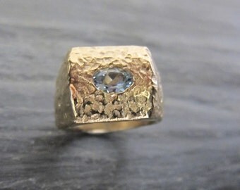 Bague chevalière Topaze bleue création Stéphane de Blaye, or martelé, fait main.