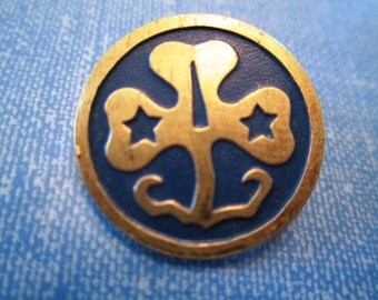Vintage WAGGGS Girl Scout Brownie Pin Blue Enameled Trefoil Gold Tone Old Style
