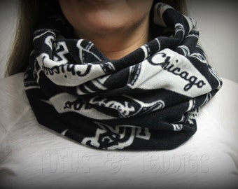 Adult scarf / Chicago White Sox / Fleece / infinity scarf / unisex / Baseball / Sports / MLB / Black / White / Gray