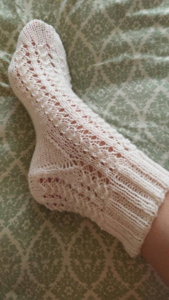 Knitting pattern shell lace ankle socks from honeybeejewelry on Etsy Studio