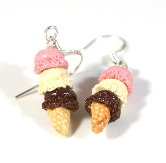 Three scoop Neapolitan ice cream earrings. Ice cream earrings. Cute jewelry. Polymer clay charms. Food jewelry. Neapolitan colour. dessert.