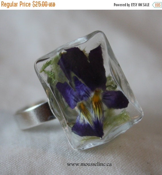 Bague fleur, bague pensée, bague mauve et jaune, bague en verre, bague terrarium, fait au Canada, fait au Quebec