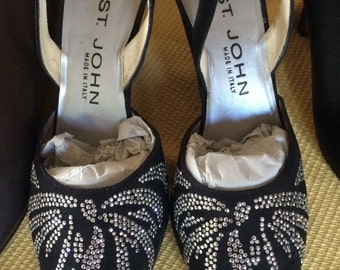 ST. JOHN Designer ladies shoes, black with silver design, high heels, size 7 1/2 B