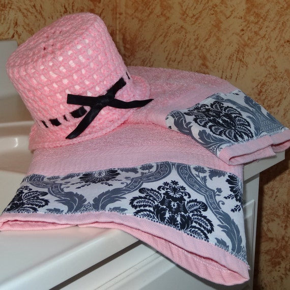 Pink And PreetyDamask Black And White DesignBath Towel Set