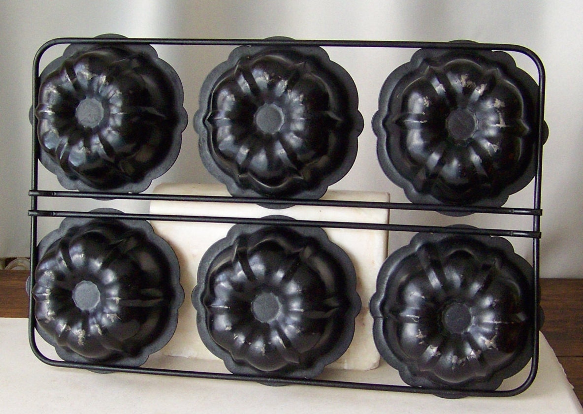 Vintage Bundt Pan Muffin Pan Fluted 6 Mould by CynthiasAttic