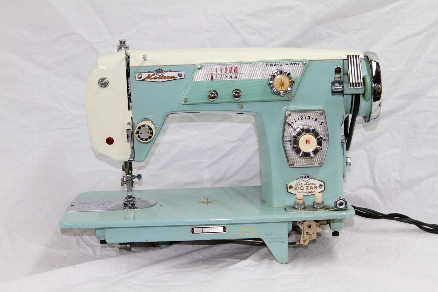 Modern Super DeLuxe Zig Zag Sewing  Machine Model 139