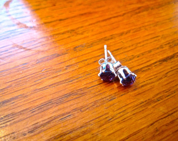 Amethyst Stud Earrings, 5mm Round, Natural, Set in Sterling Silver E895