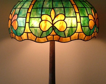 Geometric glass lamp // Fleur de Lis shade // green table lamp, office lamp // Hollywood Regency lamp // French provincial // art deco shade