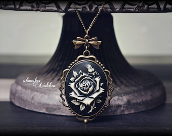 antikronze Rosencamee and loop pendant necklace