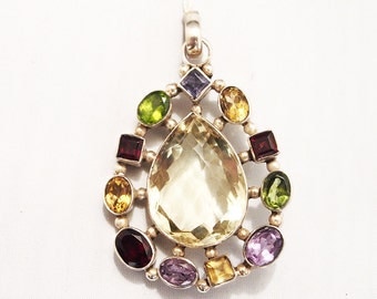 Ancien Pendentif Fantaisie Vintage - Pierre Verte Strass Au Centre - Métal Argenté - Occasion