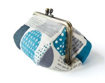 Metal frame capacious pouch // Half Moon