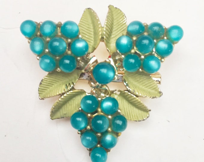 Turquoise Berry Flower brooch- Moonglow lucite - Green enamel - Mid Century - Gold - Floral Pin