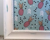 Tableau d'affichage babillard aimanté recouvert tissu ananas rose orange organisation bureau mémo chambre décor mural tropique exotique