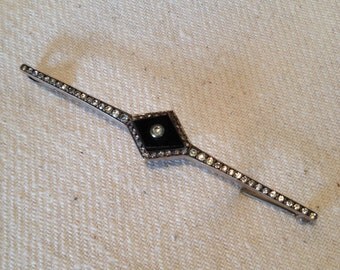 VERY pretty vintage brooch. Very wearable . Elegant but unfussy design.