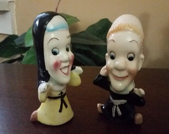 Vintage Nun and Priest Salt and Pepper Shaker. Anthropomorphic Nun and Priest Figurines. 50's Kitschy Salt and Pepper Shakers.