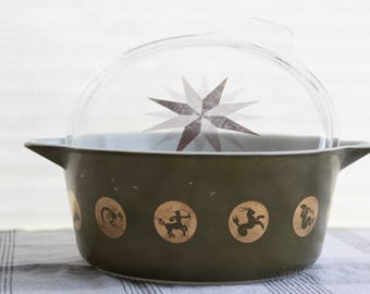 1961 Promotional Pyrex Zodiac Signs Casserole Dish 2.5 Qt Gold Green Original Lid