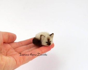Sleeping Siamese cat needle felted, Little sleeping kitten, miniature animal, miniature cat, cat for dollhouse, sleeping cat, dollhouse cat