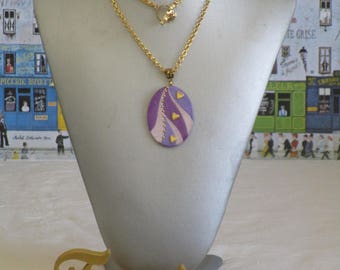 Petit collier pendentif en bois laqué et métal doré "Petits coeurs sur flammes mauve et violettes"