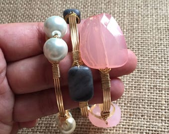 Wire wrapped bangles, Set of 3 stackable bracelets, Pink, gray, and pearls wire wrapped bangles, Stackable bracelets sets