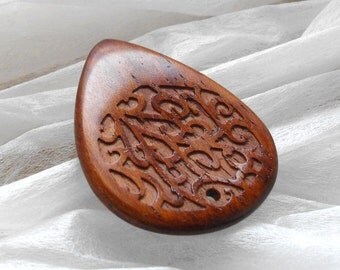 wood guitar pick, standard form, bubinga exotic wood, wooden plectrum, urushi japanese lacquer