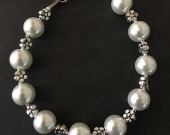 Pearls and flowers, beaded bracelet