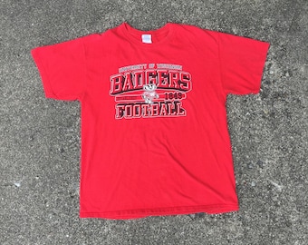 Vintage Wisconsin Badgers Football T-Shirt (Size Large) University Badger Nation Big 10 BIG Minnesota Great Lakes 90s 80s Basketball