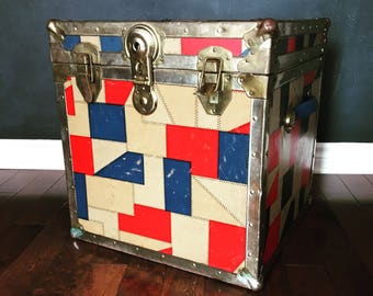 Magnifique coffre rétro à motifs géométriques bleu-rouge-beige