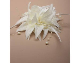 ivory flower fascinator, wedding fascinator, ivory hair accessory, bridal hair piece, race day hats, wedding headpiece, ivory hairclip,