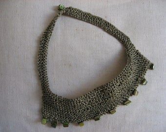 knitted necklace made of pure silk with Permuttstückchen in olive