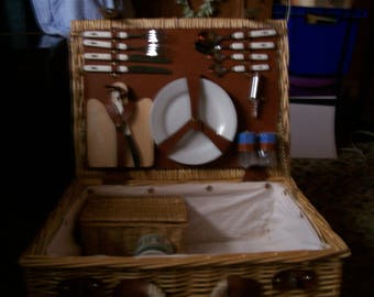 1980 s Wicker picnic basket for 2 People