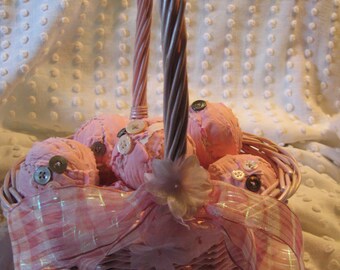 Vintage Pink Cutter Quilt Rag Balls in an Older Pink Wicker Basket/// Pink Rag Ball Ornaments// Bowl Filler Quilt Balls// Spring Basket