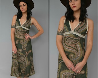 1970s lace trimmed paisley nightgown