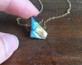 Labradorite Necklace - Gold or Silver Dainty Necklace - Raw Crystal Necklace - Labradorite Pendant - Labradorite Jewelry - Gift For Her