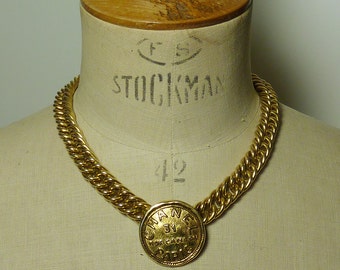 Vintage Chanel necklace from the nineties 90s logo 31 rue cambon paris macaroon golden chain made in France luxury collector high fantasy